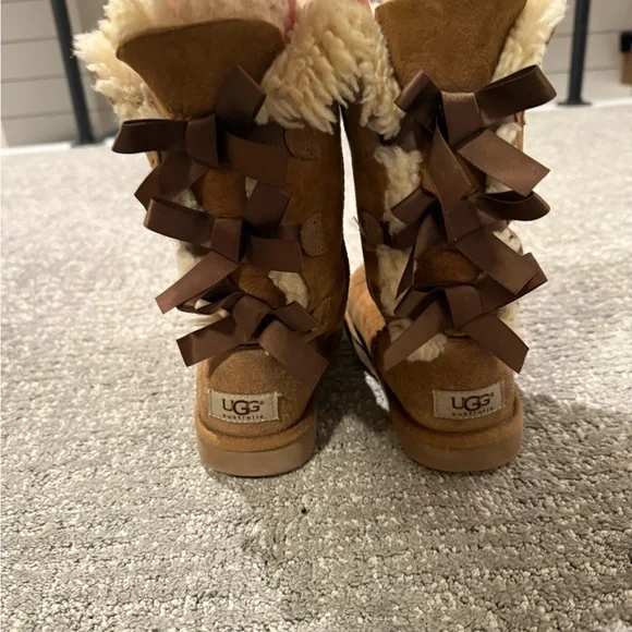 Girls Ugg Boots - Picture 3 of 8